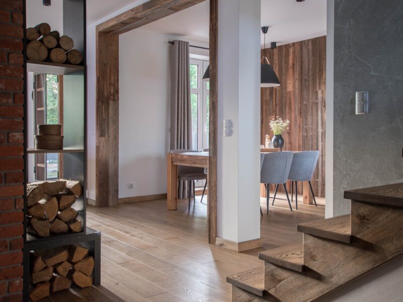 Projekt wnętrza domu – piękno prawdziwego drewna (02)